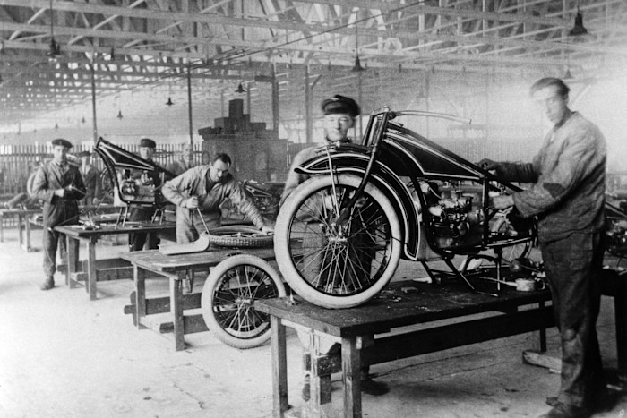 Workers assemble BMW R 32 motorbikes in a large factory hall in Munich in the 1920s