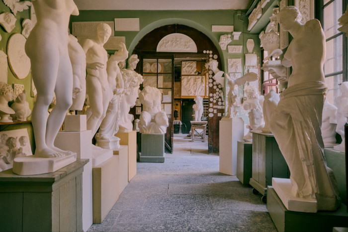 Right, from front: a Venus de Milo, a horse’s head by Phidias, and a Nike of Samothrace. Left, in the background: a reduced cast of the Belvedere Torso