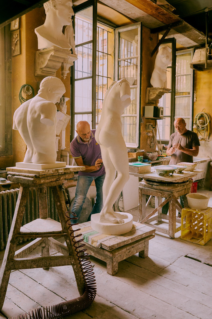 Fumagalli works on a statue of the Venus of Syracuse as Dossi makes casts