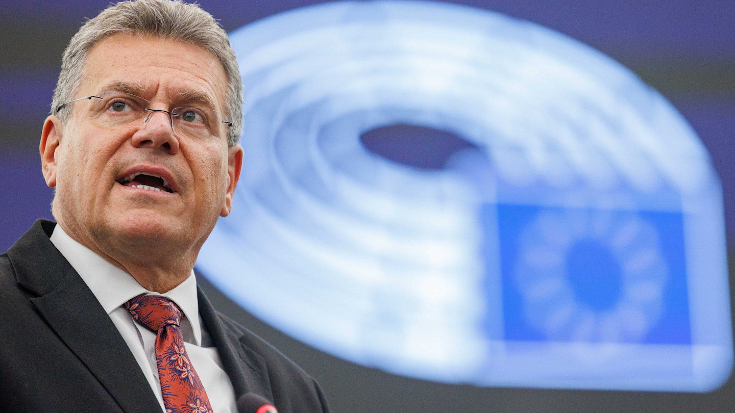 Maroš Šefčovič speaks at the European parliament, with the EU emblem in the background.
