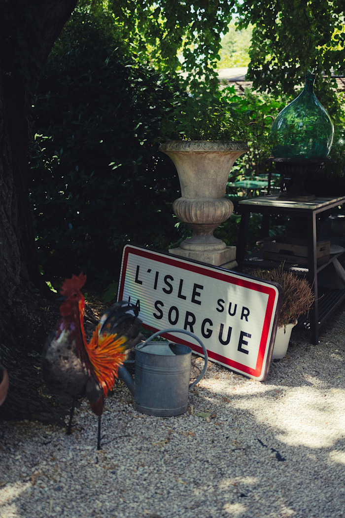 A sign at Le Jardin du Quai restaurant
