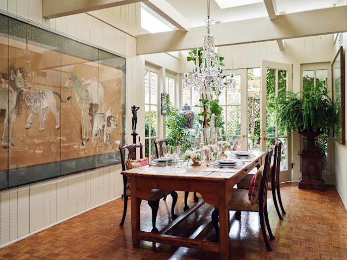 In the dining room are a 17th-century table, Japanese embroidered silkscreen from the Meiji era, ‘Christine’ – a bronze nude by Robert Graham from 1993 – and a Baccarat crystal chandelier