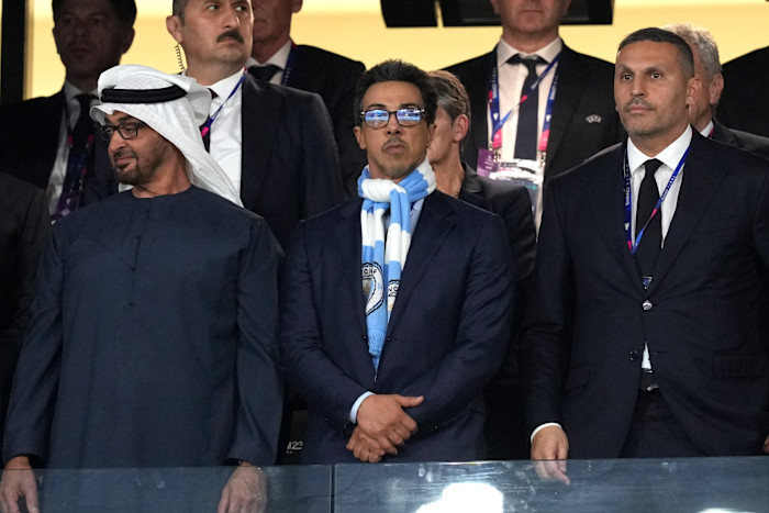 Sheikh Mansour bin Zayed bin Sultan Al Nahyan, centre, w